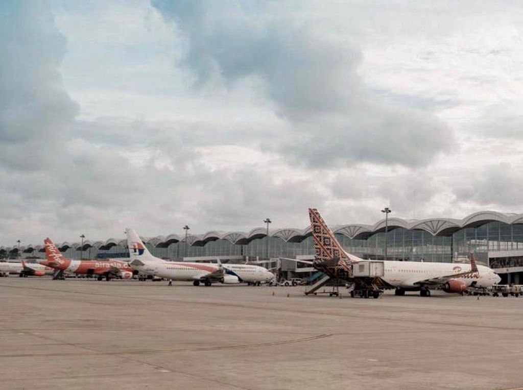 Jokowi Beri Instruksi Usai Insiden SJ182, AP II Dorong Maskapai Jamin Keamanan Jokowi Beri Instruksi Usai Insiden SJ182, AP II Dorong Maskapai Jamin Keamanan