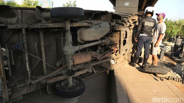 Ass Roda Patah, Mobil Boks Terguling di Kalimalang