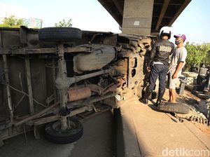 Ass Roda Patah, Mobil Boks Terguling di Kalimalang