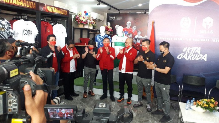 Ketum PSSI Mochamad Iriawan meluncurkan jersey tandang Timnas Indonesia.