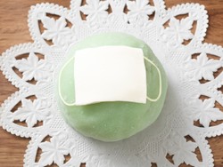 Ingatkan Protokol Kesehatan, Kue Mochi Juga Pakai Masker
