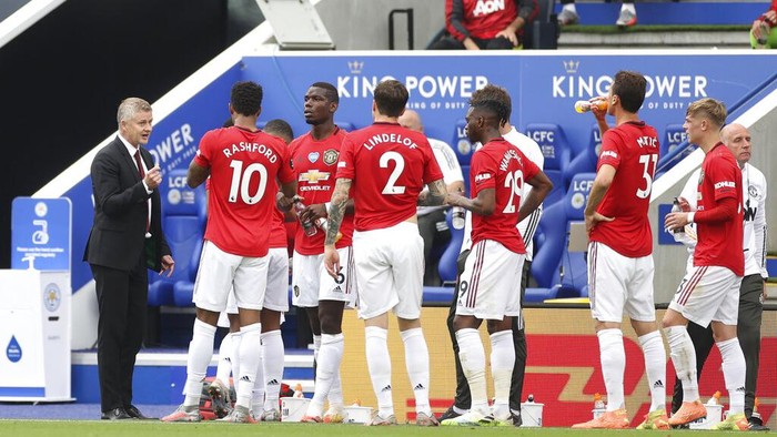 Manchester Uniteds manager Ole Gunnar Solskjaer, left, gives instructions to his players during the English Premier League soccer match between Leicester City and Manchester United at the King Power Stadium, in Leicester, England, Sunday, July 26, 2020. (Carl Recine/Pool via AP)