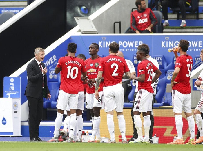 Manchester Uniteds manager Ole Gunnar Solskjaer, left, gives instructions to his players during the English Premier League soccer match between Leicester City and Manchester United at the King Power Stadium, in Leicester, England, Sunday, July 26, 2020. (Carl Recine/Pool via AP)