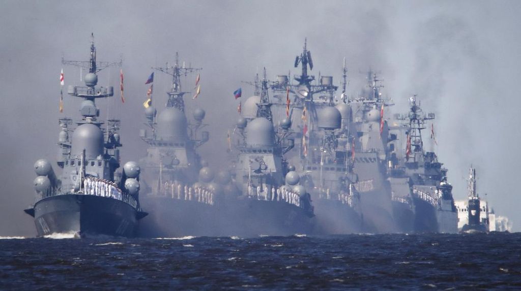 Parade Kapal Peringati Hari Angkatan Laut Rusia