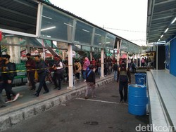 Antre di Stasiun Bogor, Pengguna KRL Pakai Baju Lengan Panjang