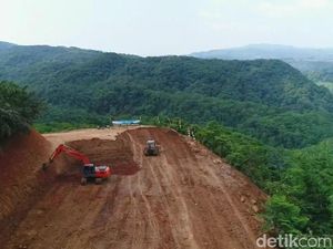 Ketika TNI Buka Akses Baru Penghubung 2 Desa Terpencil di Subang