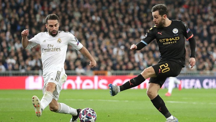 MADRID, SPAIN - FEBRUARY 26: Bernardo Silva of Manchester City shoots as Daniel Carvajal of Real Madrid attempts to block during the UEFA Champions League round of 16 first leg match between Real Madrid and Manchester City at Bernabeu on February 26, 2020 in Madrid, Spain. (Photo by Gonzalo Arroyo Moreno/Getty Images)