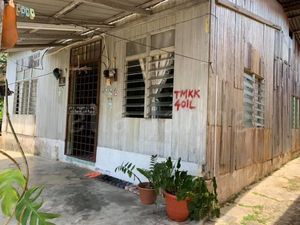 Potret Rumah Kayu yang Luarnya Terlihat Biasa Saja, Pas Masuk Bikin Takjub