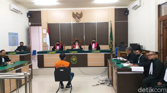 Sidang pembacaan nota pembelaan (pleidoi) eks Pemimpin Redaksi (Pemred) Banjarhits Diananta Putra Sumedi (Nanta) (M Risanta/detikcom)