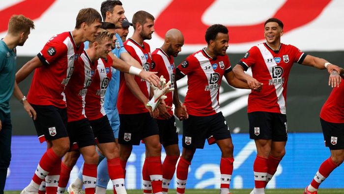 Southampton SOUTHAMPTON, ENGLAND - JULY 26: Southampton players celebrate at the end of the Premier League match between Southampton FC and Sheffield United at St Marys Stadium on July 26, 2020 in Southampton, England. Football Stadiums around Europe remain empty due to the Coronavirus Pandemic as Government social distancing laws prohibit fans inside venues resulting in all fixtures being played behind closed doors. (Photo by Andrew Boyers/Pool via Getty Images)