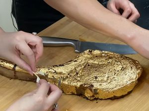 Sultan! Raffi Ahmad Cicip Steak Tomahawk Lapis Emas 24 Karat