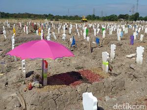 Curhat Penggali Kubur Corona di Surabaya, Kerja Pagi Hingga Pagi Curhat Penggali Kubur Corona di Surabaya, Kerja Pagi Hingga Pagi