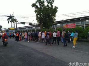 Warga Antre Naik Bus Gratis di Stasiun Bogor, Antrean Tak Mengular