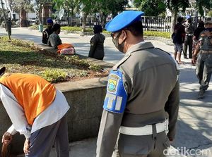 12 Warga Tak Bermasker Disanksi Bersihkan Alun-alun Cianjur, Satpol PP: Uji Coba 12 Warga Tak Bermasker Disanksi Bersihkan Alun-alun Cianjur, Satpol PP: Uji Coba