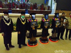 Canggih! Wisuda Undip Semarang Hari Ini Pakai Robot