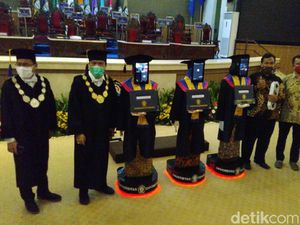 Canggih! Wisuda Undip Semarang Hari Ini Pakai Robot Canggih! Wisuda Undip Semarang Hari Ini Pakai Robot