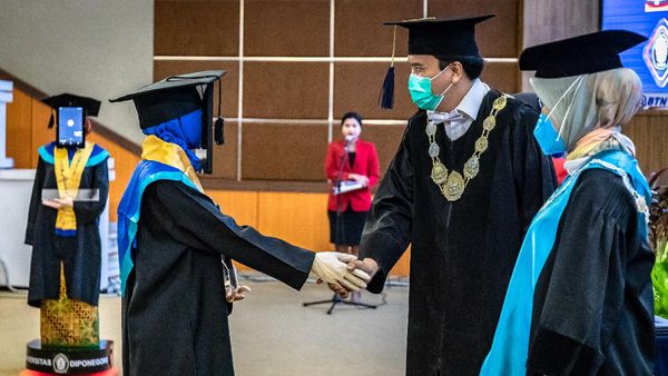 Robot Peraga Wakilkan Wisuda Mahasiswa Undip