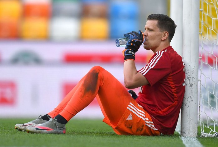 UDINE, ITALY - JULY 23:  Wojciech Szczesny of Juventus drinks a water during the Serie A match between Udinese Calcio and Juventus at Stadio Friuli on July 23, 2020 in Udine, Italy. (Photo by Alessandro Sabattini/Getty Images)