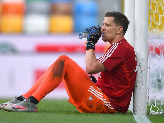 UDINE, ITALY - JULY 23:  Wojciech Szczesny of Juventus drinks a water during the Serie A match between Udinese Calcio and Juventus at Stadio Friuli on July 23, 2020 in Udine, Italy. (Photo by Alessandro Sabattini/Getty Images)