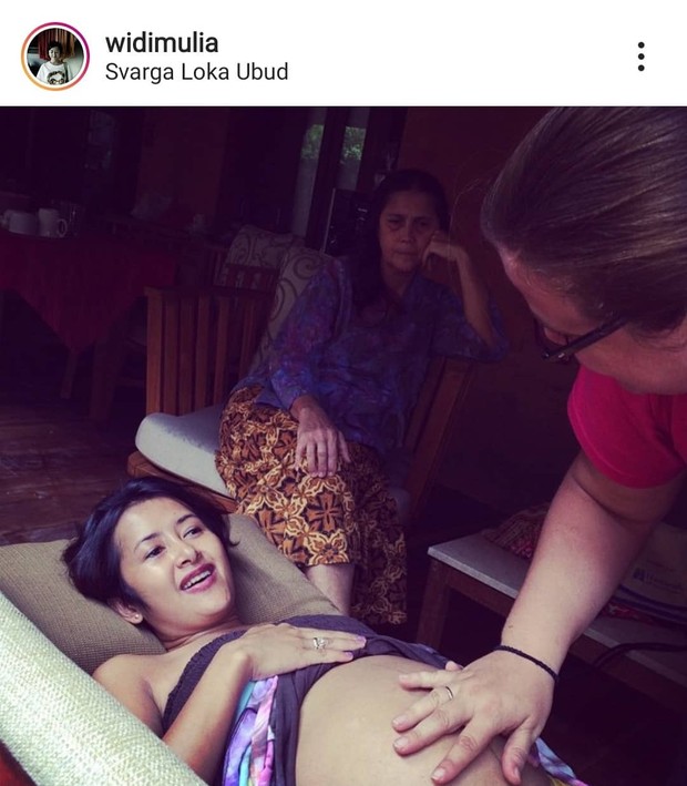 Bidan Kelly memeriksa kehamilan Widi Mulia / https://www.instagram.com/widimulia/ Bidan Kelly memeriksa kehamilan Widi Mulia