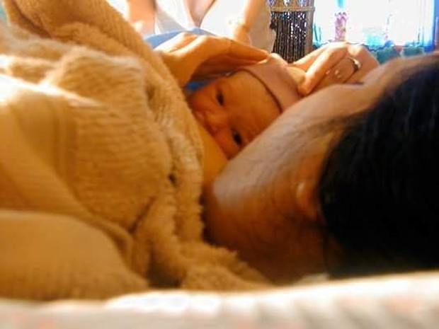 Oppie Andaresta / https://www.instagram.com/oppieandaresta/ Pelukan Oppie Andaresta sesaat setelah melahirkan.