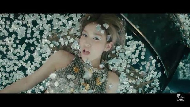 Menyesuaikan dress silver berglitter, Somi memakai eyeshadow serupa.