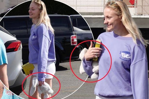 Sophie Terlihat Belanja Mainan Bayi/ Foto: irishmirror.ie Sophie Terlihat Belanja Mainan Bayi/ Foto: irishmirror.ie