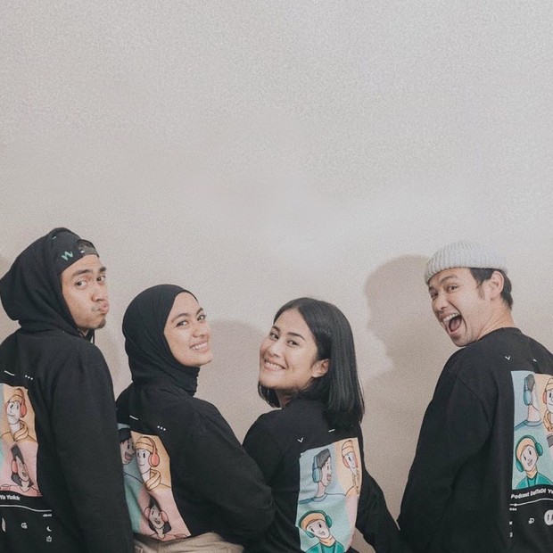 Ayudia Bing Slamet juga membuat Podcast bersama sang suami, Ditto; artis Tarra Budiman dan sang istri, Gya.