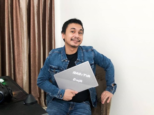 Penulis sekaligus komika Raditya Dika memiliki Podcast dengan format talk show bernama PORD.