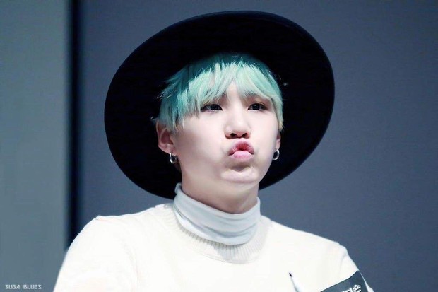 Pribadi yang Hangat/ Foto: twitter.com/duckfacesuga Meski pendiam ternyata Suga BTS juga merupakan pribadi yang hangat dan perhatian