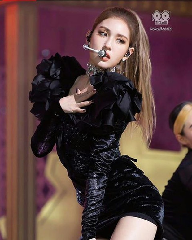 Untuk memberi kesan tegas, Somi memakai hairstyle high pony dan garis eyeliner tinggi.