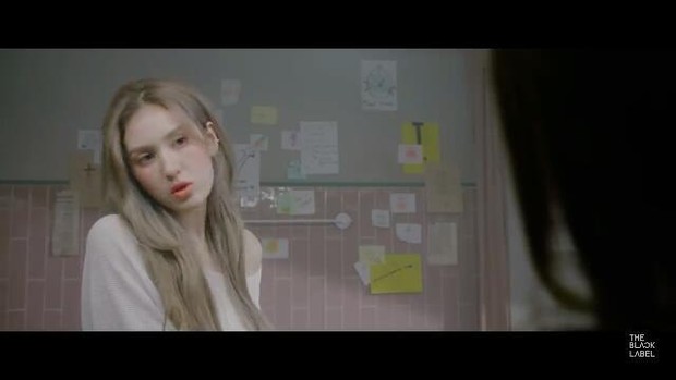 Dengan makeup soft look, warna blush on coral dan lipstik yang senada.