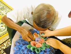 So Sweet, Ayah Bantu Puterinya Bikin Buket Uang Tanpa Tahu Itu Kado Untuknya