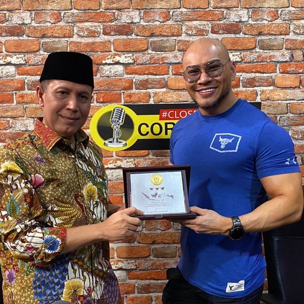 Deddy Corbuzier juga memiliki Podcast bernama Closethedoor, yang juga menjadi konten YouTube miliknya.