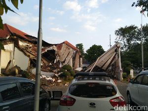 Bruk! Bagian Depan Kantor OJK Jateng-DIY di Semarang Roboh