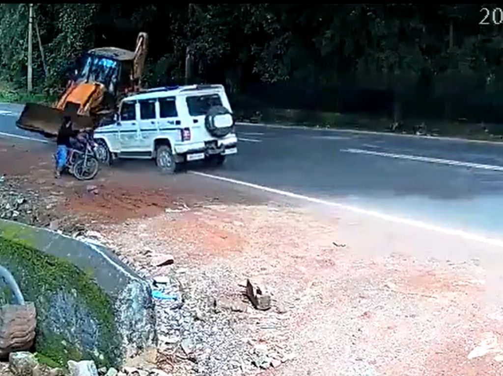 Asyik Nongkrong di Pinggir Jalan, Bikers Ini Hampir Digilas Buldozer Asyik Nongkrong di Pinggir Jalan, Bikers Ini Hampir Digilas Buldozer