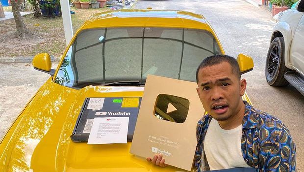 Bos PS Store Putra Siregar bersama koleksi mobilnya