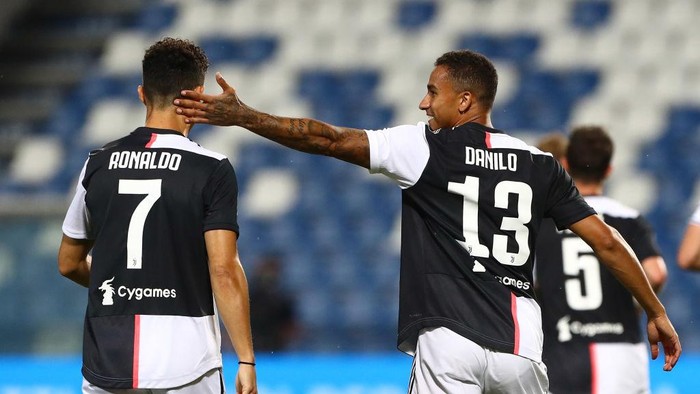 REGGIO NELLEMILIA, ITALY - JULY 15:  Danilo (R) of Juventus FC celebrates with his team-mate after scoring the opening goal Cristiano Ronaldo (L) during the Serie A match between US Sassuolo and Juventus at Mapei Stadium - Città del Tricolore on July 15, 2020 in Reggio nellEmilia, Italy.  (Photo by Marco Luzzani/Getty Images)