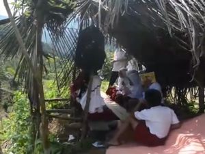 Demi Belajar Daring, Siswa di Sidrap Cari Sinyal di Tepi Jurang