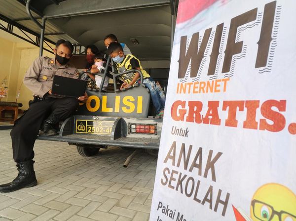 Demi Internet Gratis, Anak-anak Ini Belajar di Kantor Polisi