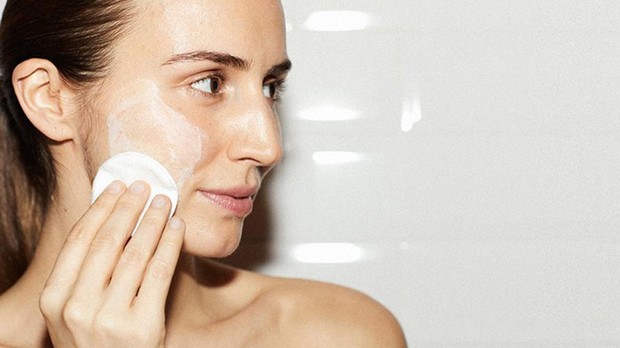 AHA BHA/thetrendspotter.net kamu yang jenis kulitnya sensitif, cukup gunakan AHA sekali dalam satu minggu.