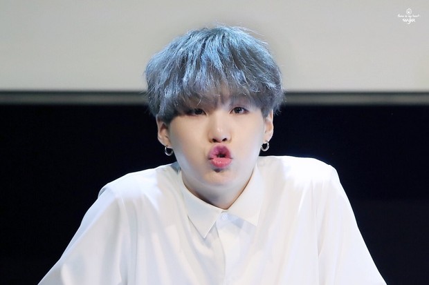 Sosok Pendiam/ Foto: twitter.com/duckfacesuga Suga BTS merupakan sosok pendiam