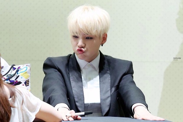 Cita-cita dibalik layar/ Foto: twitter.com/duckfacesuga Suga BTS awalnya memiliki cita-cita dibalik layar