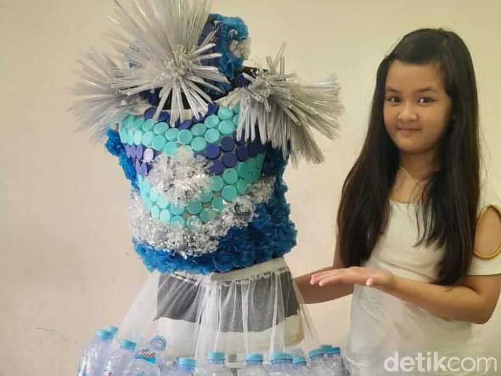 Siswi SD di Surabaya Bikin Gaun dari Botol Plastik Bekas