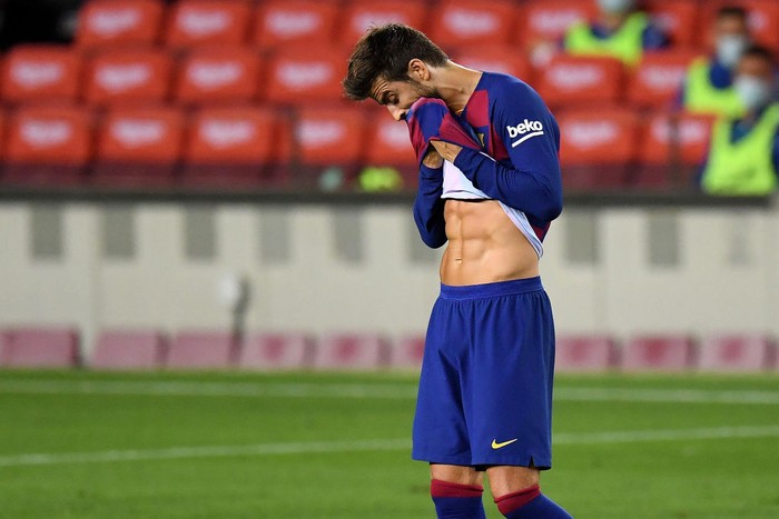 BARCELONA, SPAIN - JULY 16: Gerard Pique of FC Barcelona shows his disappointment during the Liga match between FC Barcelona and CA Osasuna at Camp Nou on July 16, 2020 in Barcelona, Spain. (Photo by David Ramos/Getty Images)