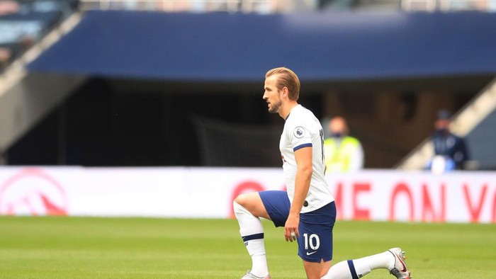 LONDON, ENGLAND - JULY 19: Harry Kane of Tottenham Hotspur takes a knee in support of the Black Lives Matter movement during the Premier League match between Tottenham Hotspur and Leicester City at Tottenham Hotspur Stadium on July 19, 2020 in London, England. Football Stadiums around Europe remain empty due to the Coronavirus Pandemic as Government social distancing laws prohibit fans inside venues resulting in all fixtures being played behind closed doors. (Photo by Adam Davy/Pool via Getty Images)