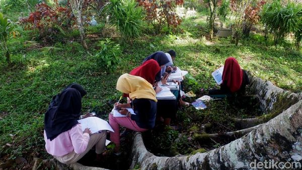 Hii.. Siswa SMP Ini Terpaksa Belajar di Makam