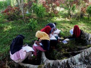 Hii.. Siswa SMP Ini Terpaksa Belajar di Makam