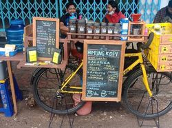 Modal Sepeda Kuning, Pria Ini Racik Kopi Mirip Barista Kafe