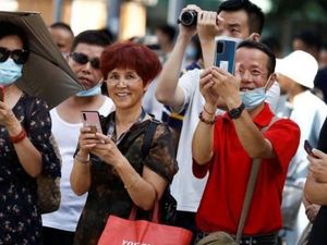 Diplomat AS Tinggalkan Konsulat di Chengdu, Warga China Foto-foto